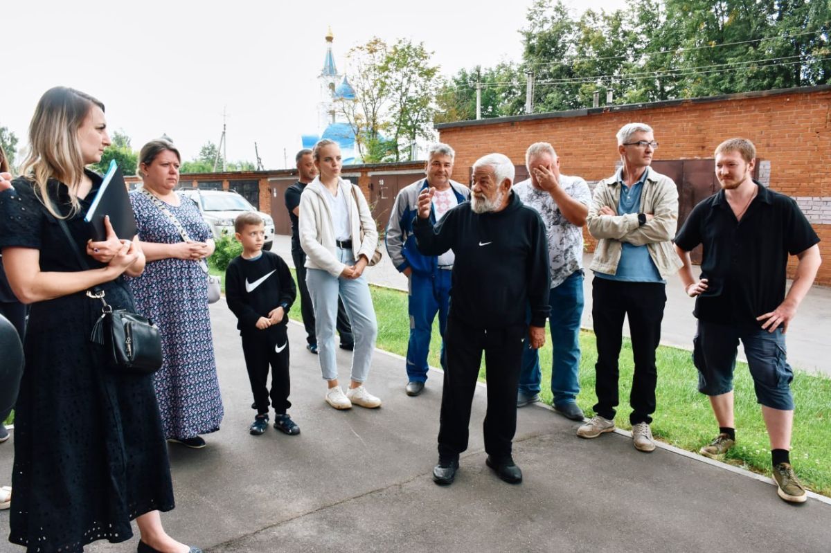Уполномоченный главы округа Нина Ушакова вместе с председателем Совета депутатов Артемом Садулой и его заместителем Николаем Михайлиным вновь приехали на Гоголевскую, 2Б, чтобы провести выездное совещание с жителями Уполномоченный главы округа Нина Ушакова вместе с председателем Совета депутатов Артемом Садулой и его заместителем Николаем Михайлиным вновь приехали на Гоголевскую, 2Б, чтобы провести выездное совещание с жителями