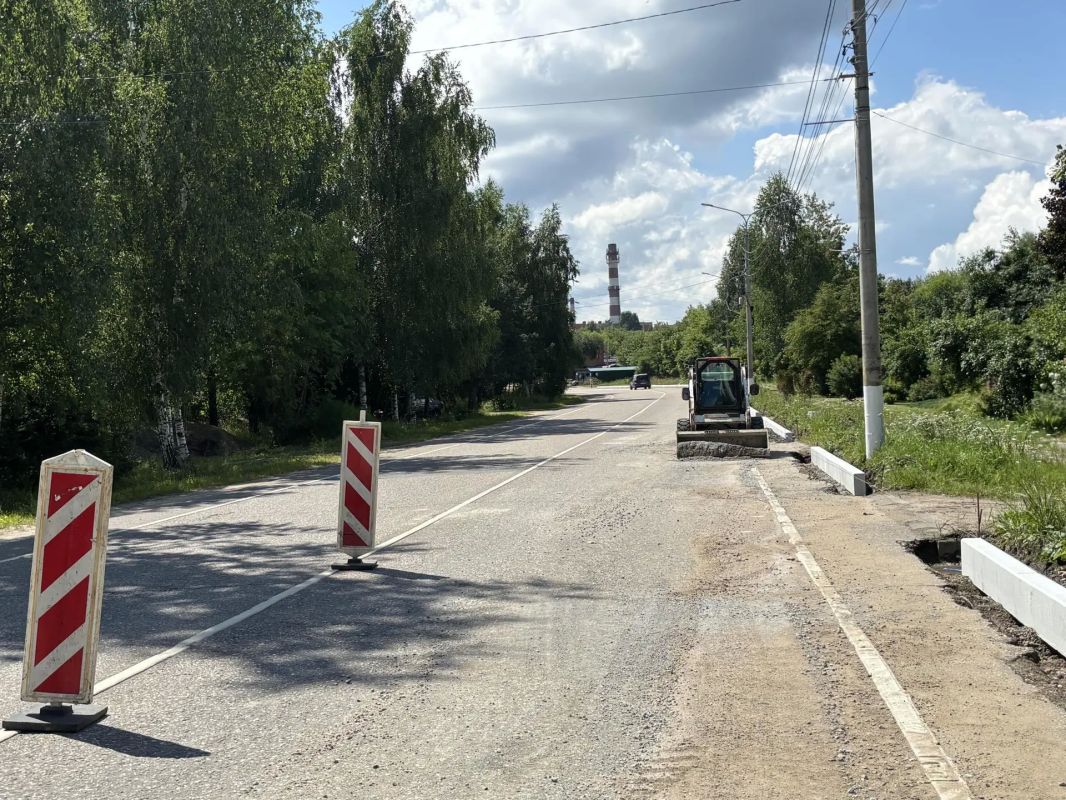 В рамках благоустройства идёт замена бордюров на улице Ухова в Солнечногорске В рамках благоустройства идёт замена бордюров на улице Ухова в Солнечногорске