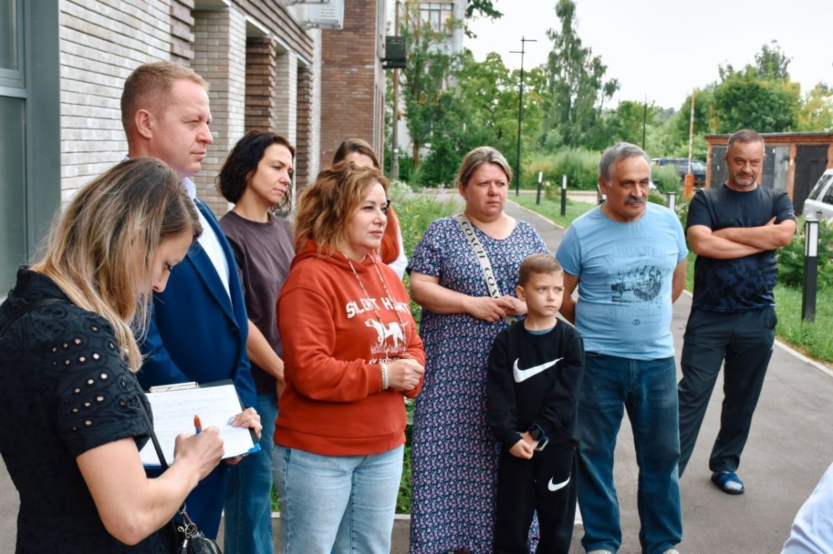 Уполномоченный главы округа Нина Ушакова вместе с председателем Совета депутатов Артемом Садулой и его заместителем Николаем Михайлиным вновь приехали на Гоголевскую, 2Б, чтобы провести выездное совещание с жителями