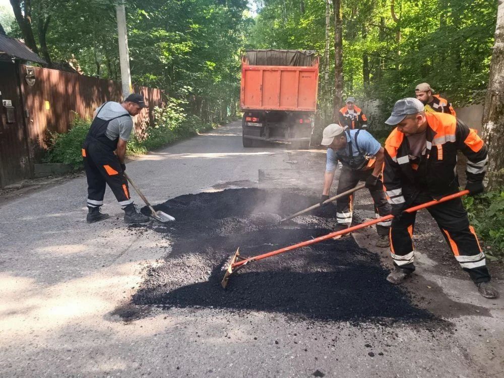 Вчера, 15 июля, сотрудники предприятия «Автобытдор» провели ямочный ремонт на дорогах и дворовых территориях по следующим адресам: Вчера, 15 июля, сотрудники предприятия «Автобытдор» провели ямочный ремонт на дорогах и дворовых территориях по следующим адресам: