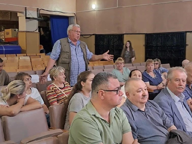 Встречу с жителями провели в деревне Черное Встречу с жителями провели в деревне Черное