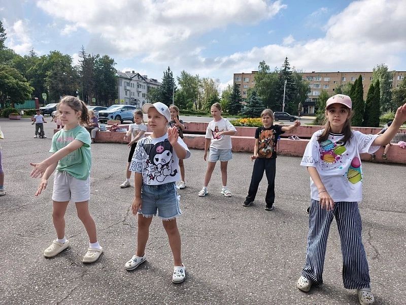 Каждый вторник и четверг на площади ДК «Юбилейный» проходит «Позитивная зарядка» Каждый вторник и четверг на площади ДК «Юбилейный» проходит «Позитивная зарядка»