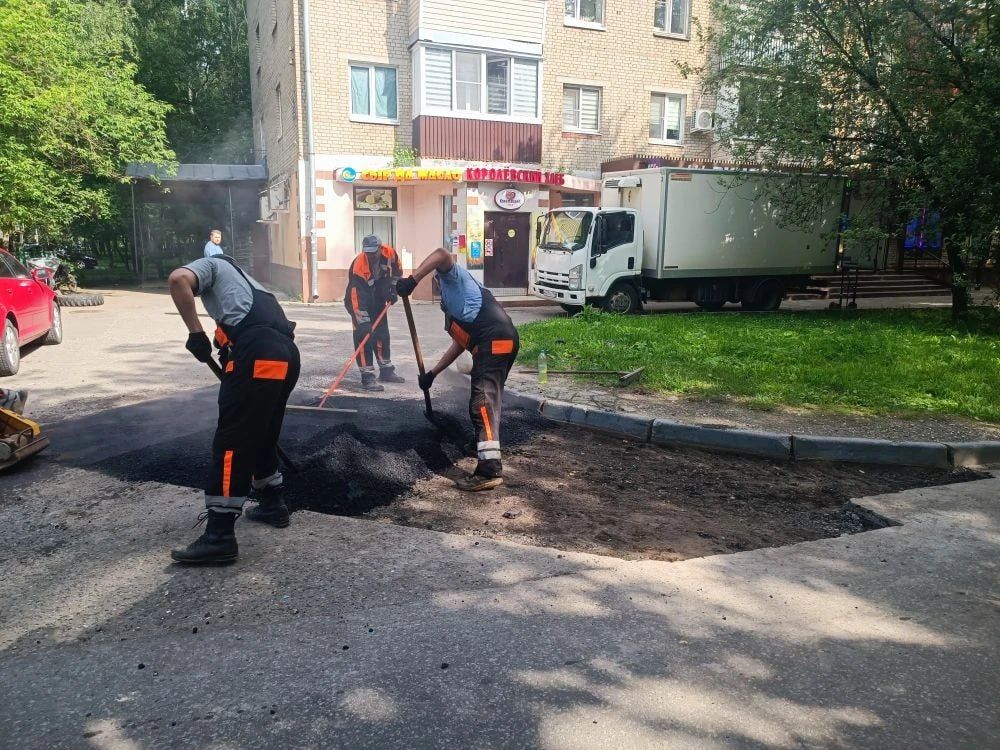 Вчера, 15 июля, сотрудники предприятия «Автобытдор» провели ямочный ремонт на дорогах и дворовых территориях по следующим адресам: