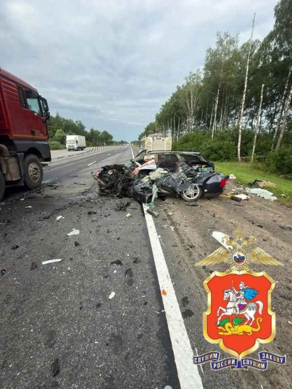 Два человека погибли при столкновении большегруза с легковушкой на западе Подмосковья