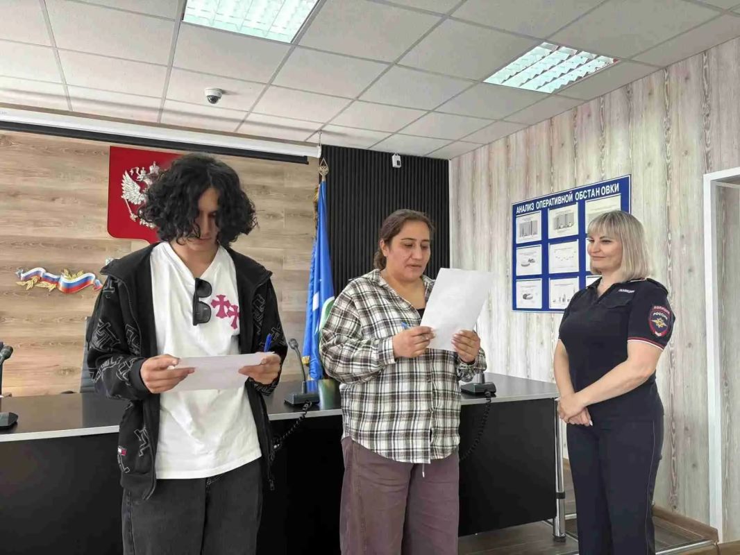 В Чехове супруге и сыну участника СВО вручили паспорта Российской Федерации В Чехове супруге и сыну участника СВО вручили паспорта Российской Федерации