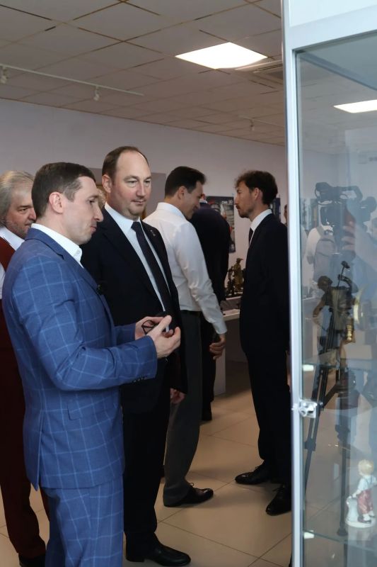 В галерее «Ника» открылась выставка «Металлургический мир в миниатюре», посвящённая 90-летию СМК В галерее «Ника» открылась выставка «Металлургический мир в миниатюре», посвящённая 90-летию СМК