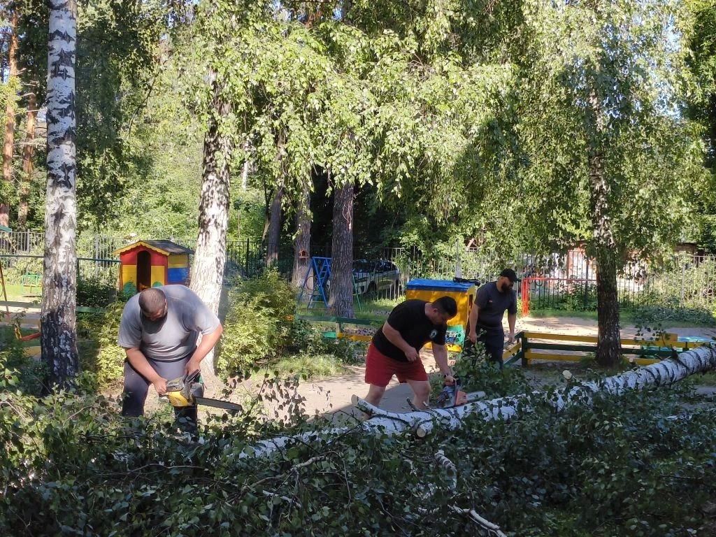 Последствия стихии устраняют совместными усилиями Последствия стихии устраняют совместными усилиями