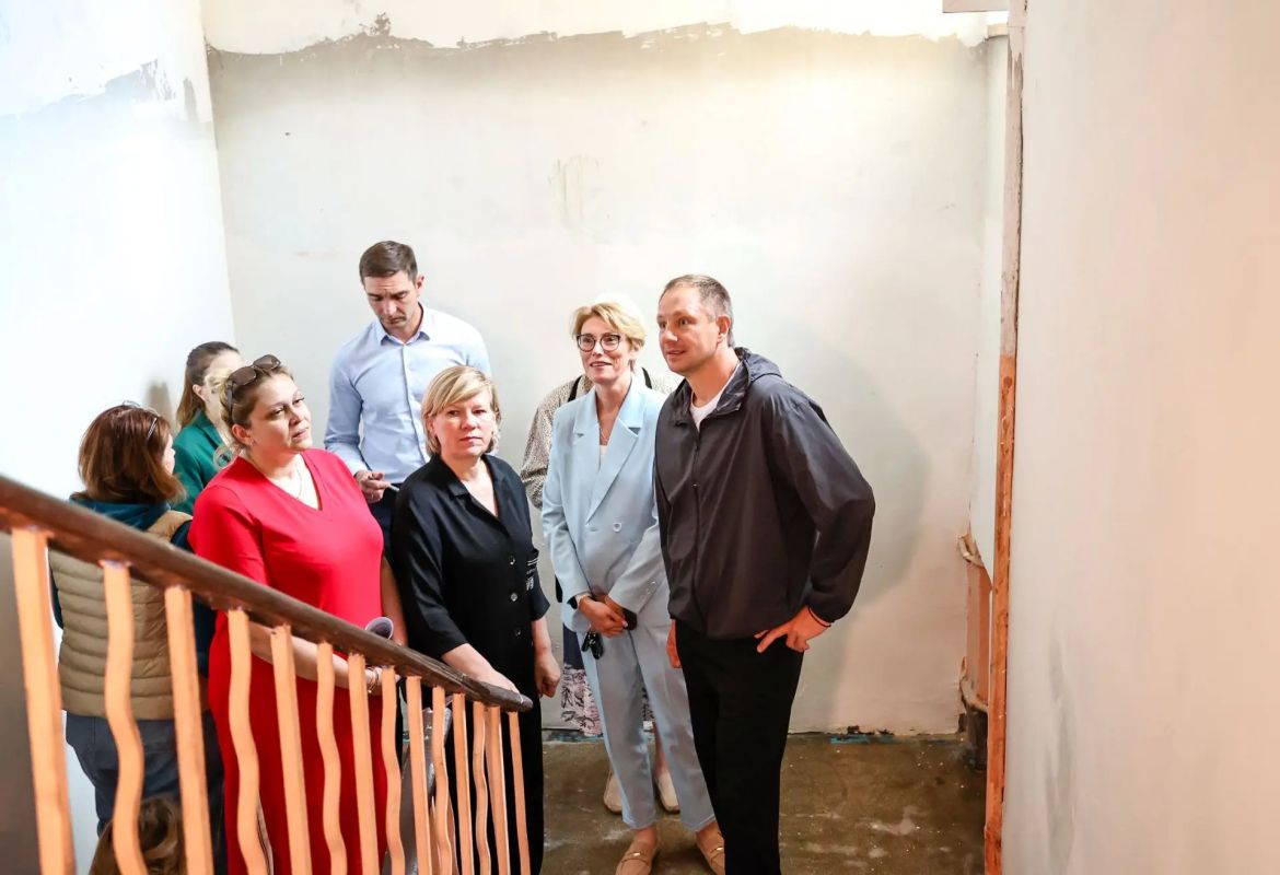 Дмитрий Волков: Как и договаривались ранее, снова приехал в Архангельское, чтобы встретиться с жителями, и еще раз проконтролировать выполнение работ по восстановлению пострадавшего от пожара дома №20. Дмитрий Волков: Как и договаривались ранее, снова приехал в Архангельское, чтобы встретиться с жителями, и еще раз проконтролировать выполнение работ по восстановлению пострадавшего от пожара дома №20.