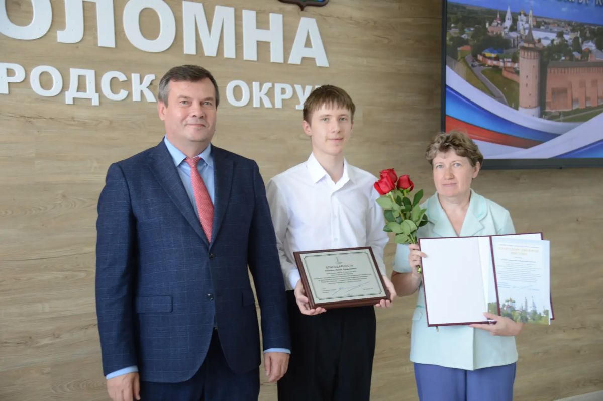 С успешным окончанием школы и блестящей сдачей Единого государственного экзамена поздравил вчерашних школьников глава Городского округа Коломна Александр Гречищев С успешным окончанием школы и блестящей сдачей Единого государственного экзамена поздравил вчерашних школьников глава Городского округа Коломна Александр Гречищев