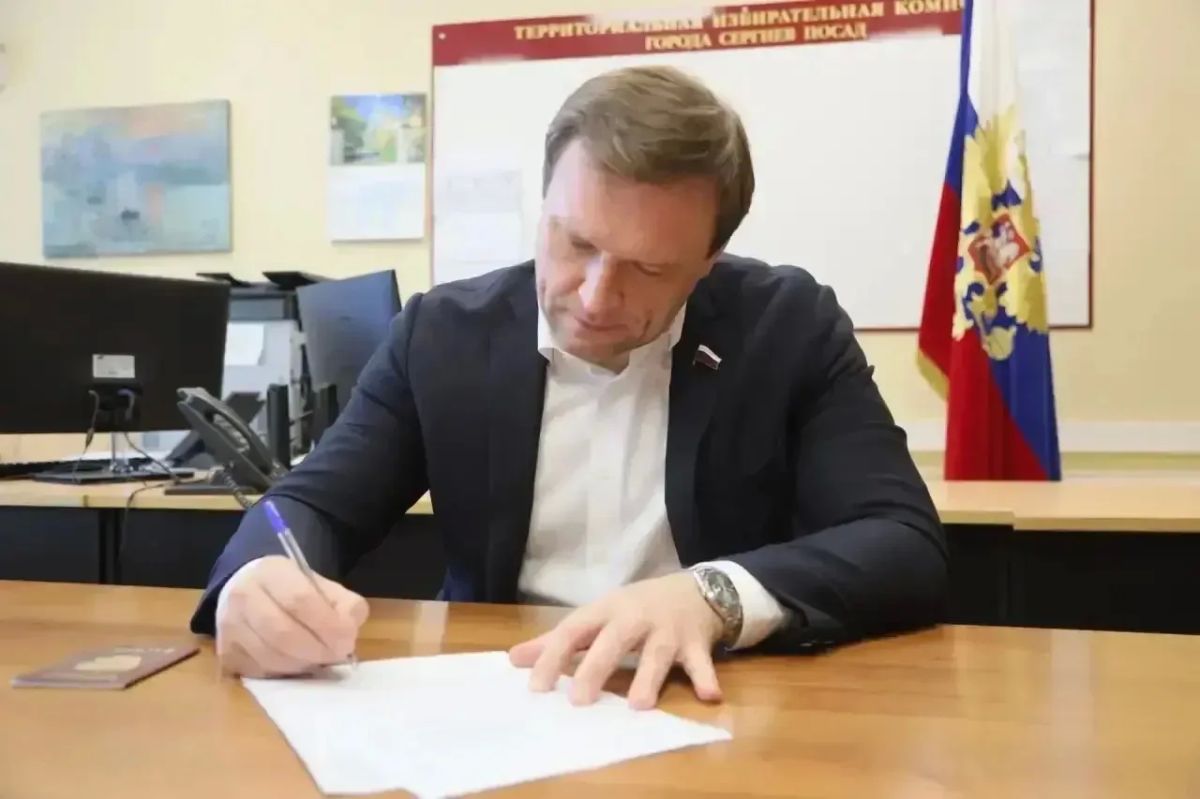Сегодня подал документы в Территориальную избирательную комиссию для выдвижения в качестве кандидата от Единой России по своему родному округу на предстоящие выборы в Государственную Думу Сегодня подал документы в Территориальную избирательную комиссию для выдвижения в качестве кандидата от Единой России по своему родному округу на предстоящие выборы в Государственную Думу