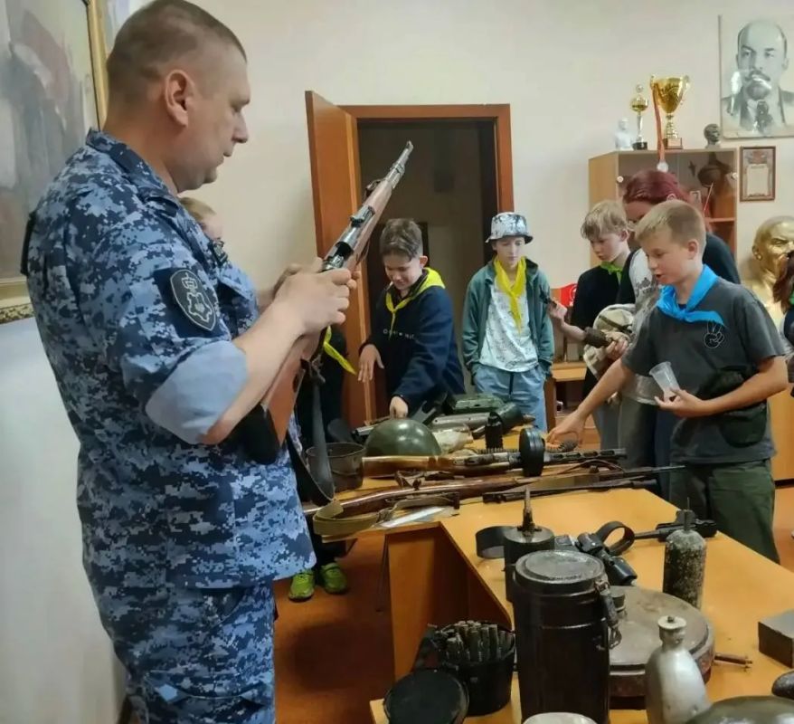 #КаникулыСРосгвардией. Сотрудник подмосковного главка Росгвардии провёл урок мужества для школьников в Подмосковье Сотрудник Можайского отдела вневедомственной охраны Главного управления Росгвардии по Московской области... #КаникулыСРосгвардией. Сотрудник подмосковного главка Росгвардии провёл урок мужества для школьников в Подмосковье Сотрудник Можайского отдела вневедомственной охраны Главного управления Росгвардии по Московской области...