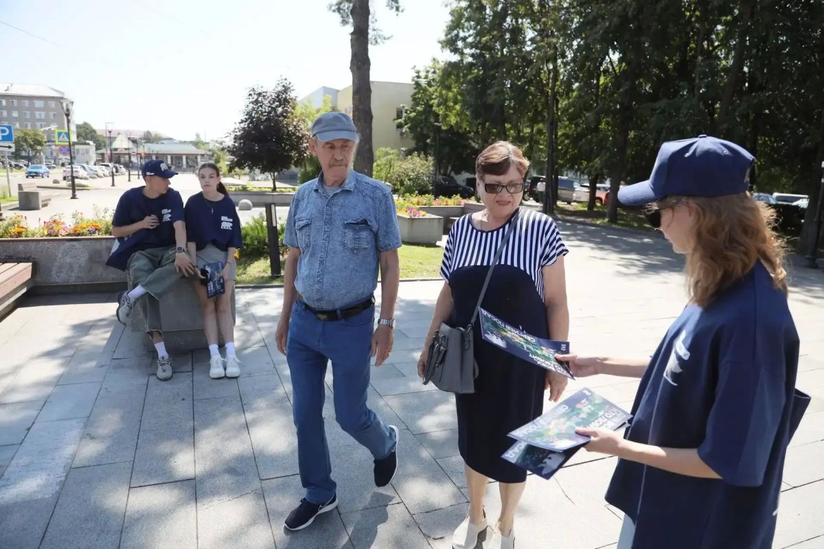 Сегодня активисты «Молодой Гвардии Единой России» и волонтёрской роты «Боевого братства» раздают жителям буклеты с отчётом о работе депутата Госдумы, члена Генерального совета партии «Единая Россия» Сергея Пахомова Сегодня активисты «Молодой Гвардии Единой России» и волонтёрской роты «Боевого братства» раздают жителям буклеты с отчётом о работе депутата Госдумы, члена Генерального совета партии «Единая Россия» Сергея Пахомова