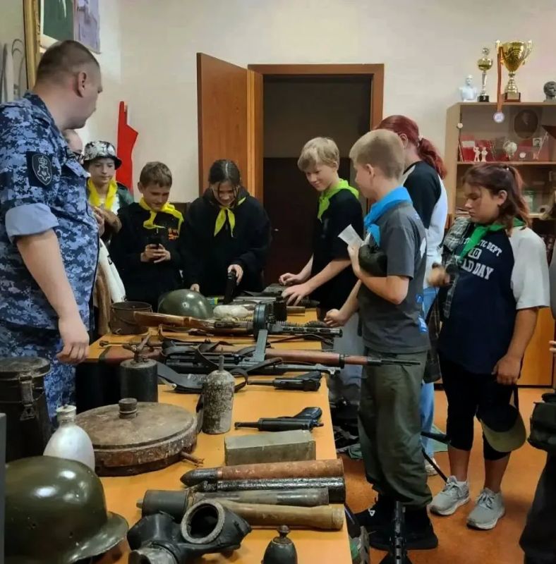 #КаникулыСРосгвардией. Сотрудник подмосковного главка Росгвардии провёл урок мужества для школьников в Подмосковье Сотрудник Можайского отдела вневедомственной охраны Главного управления Росгвардии по Московской области... #КаникулыСРосгвардией. Сотрудник подмосковного главка Росгвардии провёл урок мужества для школьников в Подмосковье Сотрудник Можайского отдела вневедомственной охраны Главного управления Росгвардии по Московской области...