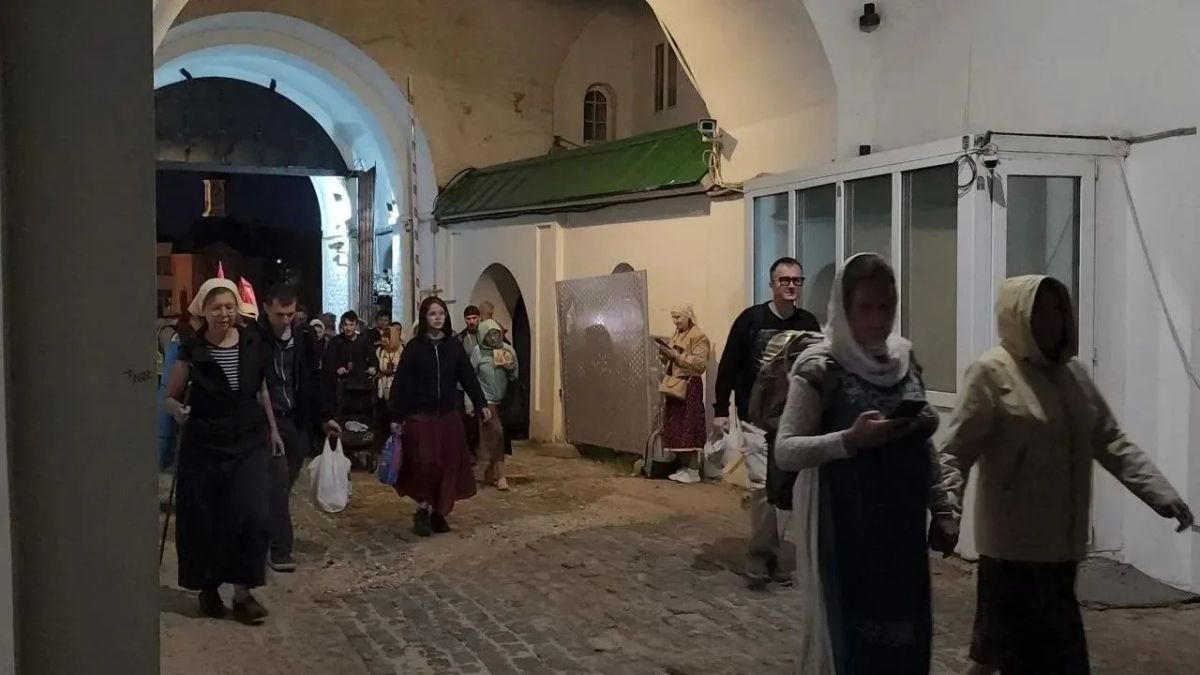 Более 1,5 тысячи человек прошли Крестным ходом «От Государя к Преподобному» Более 1,5 тысячи человек прошли Крестным ходом «От Государя к Преподобному»