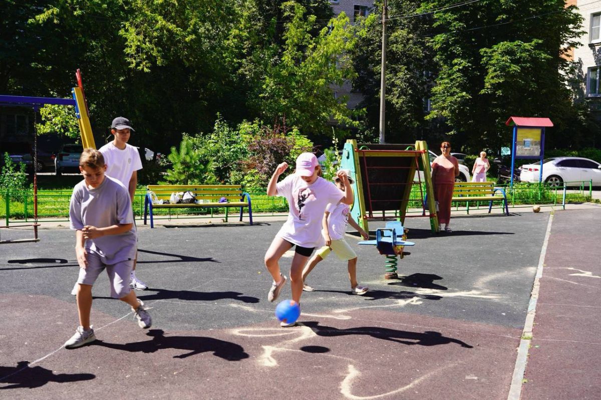 Летний проект «Спорт в каждый двор» продолжает собирать юных спортсменов Летний проект «Спорт в каждый двор» продолжает собирать юных спортсменов