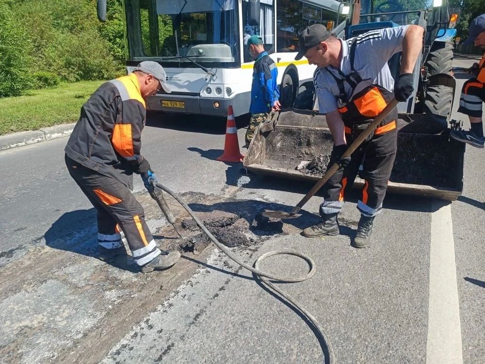 Сегодня, 20 июля, сотрудники предприятия «Автобытдор» проводят ямочный ремонт на дорогах и дворовых территориях по следующим адресам: Сегодня, 20 июля, сотрудники предприятия «Автобытдор» проводят ямочный ремонт на дорогах и дворовых территориях по следующим адресам: