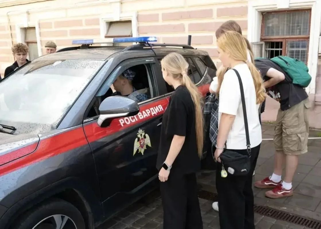 Каникулы с Росгвардией: школьникам показали историю, которую можно подержать в руках Каникулы с Росгвардией: школьникам показали историю, которую можно подержать в руках