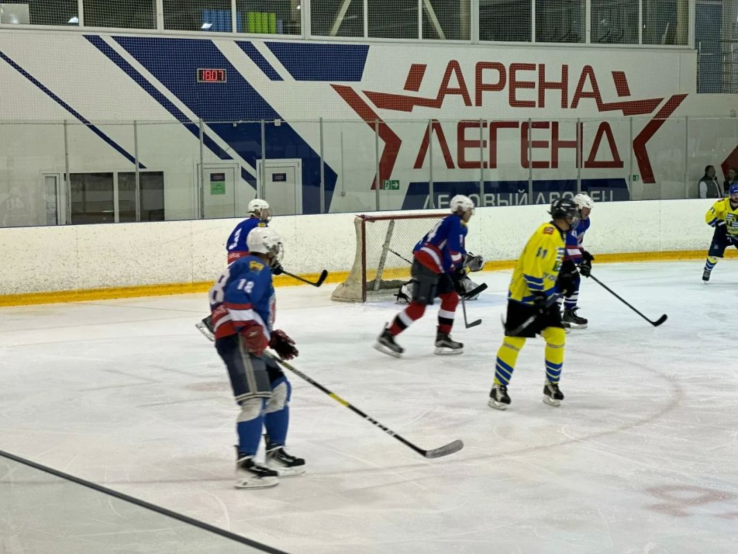 Почетное третье место завоевали ветераны озёрского хоккея на традиционном VIII турнире «Наши дворы», который прошел в ледовом дворце «Арена Легенд» в эти выходные Почетное третье место завоевали ветераны озёрского хоккея на традиционном VIII турнире «Наши дворы», который прошел в ледовом дворце «Арена Легенд» в эти выходные