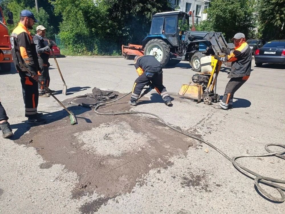 Сегодня, 20 июля, сотрудники предприятия «Автобытдор» проводят ямочный ремонт на дорогах и дворовых территориях по следующим адресам: Сегодня, 20 июля, сотрудники предприятия «Автобытдор» проводят ямочный ремонт на дорогах и дворовых территориях по следующим адресам: