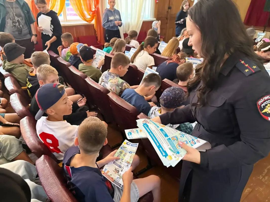 Синоптики обещают дождливые дни, но для ребят из детского оздоровительного лагеря «Луч» непогода стала отличным поводом для полезной и увлекательной встречи Синоптики обещают дождливые дни, но для ребят из детского оздоровительного лагеря «Луч» непогода стала отличным поводом для полезной и увлекательной встречи