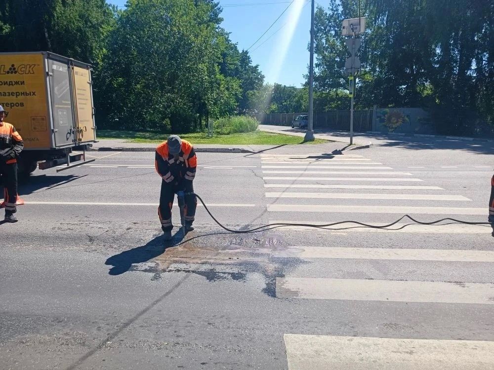 Сегодня, 20 июля, сотрудники предприятия «Автобытдор» проводят ямочный ремонт на дорогах и дворовых территориях по следующим адресам: Сегодня, 20 июля, сотрудники предприятия «Автобытдор» проводят ямочный ремонт на дорогах и дворовых территориях по следующим адресам: