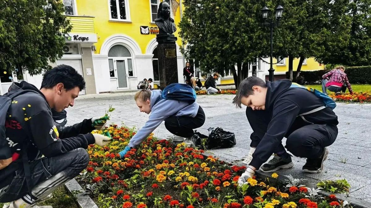 Чистота и порядок: как подростки Ступина работают на каникулах Чистота и порядок: как подростки Ступина работают на каникулах