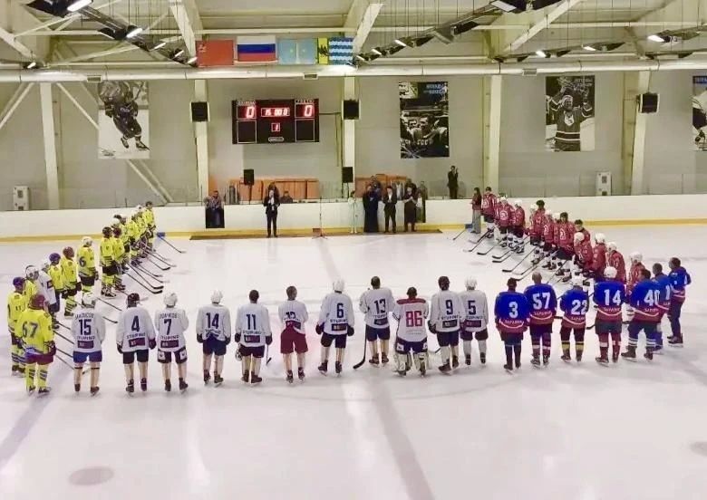 Почетное третье место завоевали ветераны озёрского хоккея на традиционном VIII турнире «Наши дворы», который прошел в ледовом дворце «Арена Легенд» в эти выходные Почетное третье место завоевали ветераны озёрского хоккея на традиционном VIII турнире «Наши дворы», который прошел в ледовом дворце «Арена Легенд» в эти выходные
