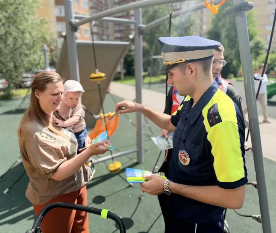 Сотрудники Госавтоинспекции во Власихе совместно с волонтерами провели акцию, чтобы сделать наши дворы безопаснее Сотрудники Госавтоинспекции во Власихе совместно с волонтерами провели акцию, чтобы сделать наши дворы безопаснее