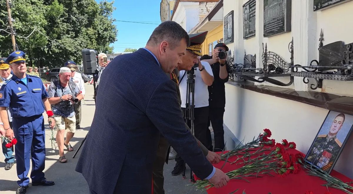 Александр Гречищев: На улице Коломенских курсантов открыли мемориальную доску настоящему Герою, который был образцом мужества, чести и достоинства офицера Российской Армии