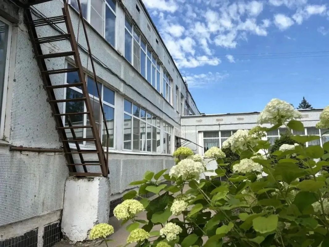 Ремонт кровли детского сада в Смирновке почти завершен Ремонт кровли детского сада в Смирновке почти завершен