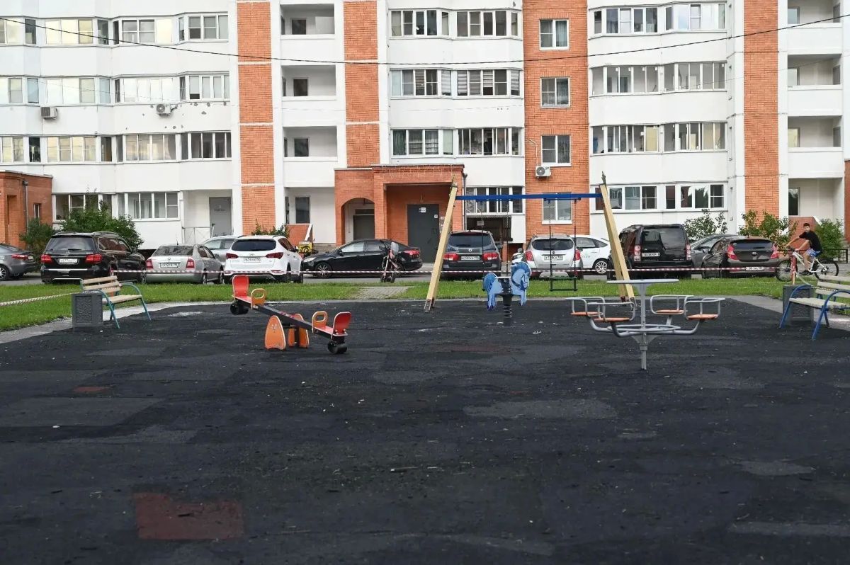 Глава Серпухова Алексей Шимко вместе с депутатом окружного Совета Олегом Андрухом и активными жителями проинспектировали ход восстановления детской площадки на бульваре 65-летия Победы у дома №6 Глава Серпухова Алексей Шимко вместе с депутатом окружного Совета Олегом Андрухом и активными жителями проинспектировали ход восстановления детской площадки на бульваре 65-летия Победы у дома №6