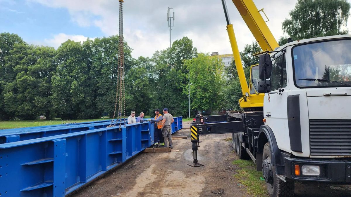 На улице Циолковского собирают пролёты временного моста через Акуловский водоканал На улице Циолковского собирают пролёты временного моста через Акуловский водоканал