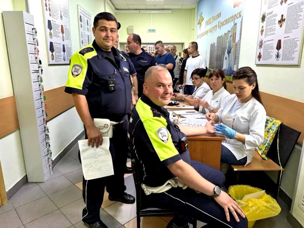 Сотрудники Госавтоинспекции подмосковного Красногорска поучаствовали в благотворительной донорской акции Сотрудники Госавтоинспекции подмосковного Красногорска поучаствовали в благотворительной донорской акции