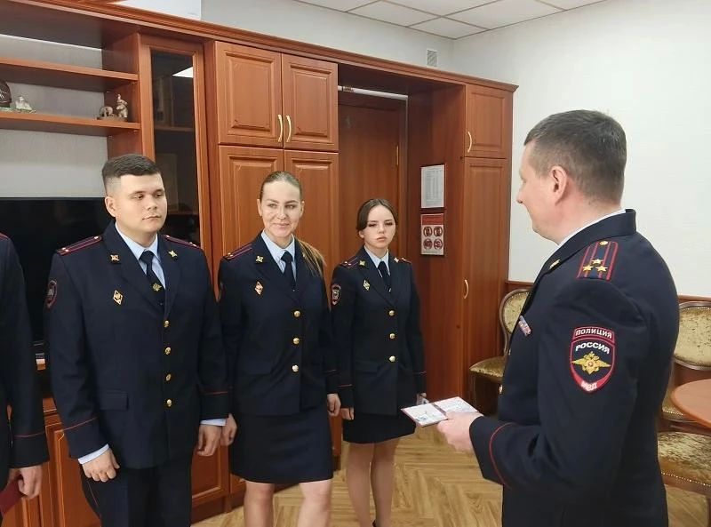 В Люберцах молодым сотрудникам полиции торжественно вручили служебные удостоверения В Люберцах молодым сотрудникам полиции торжественно вручили служебные удостоверения