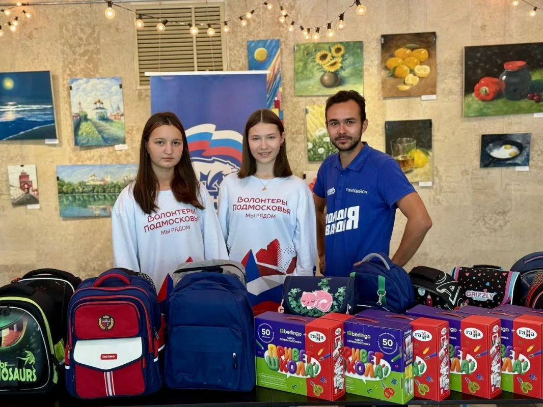В Коломне накануне Дня знаний активисты движения «Волонтеры Подмосковья» вместе с молодогвардейцами приняли участие в акции «Собери ребенка в школу» В Коломне накануне Дня знаний активисты движения «Волонтеры Подмосковья» вместе с молодогвардейцами приняли участие в акции «Собери ребенка в школу»
