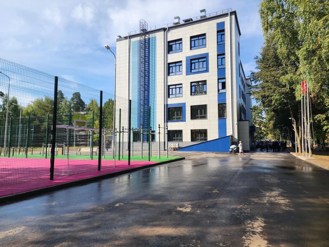 Менее чем за год здание Центра образования №1 в Красноармейске преобразилось до неузнаваемости Менее чем за год здание Центра образования №1 в Красноармейске преобразилось до неузнаваемости