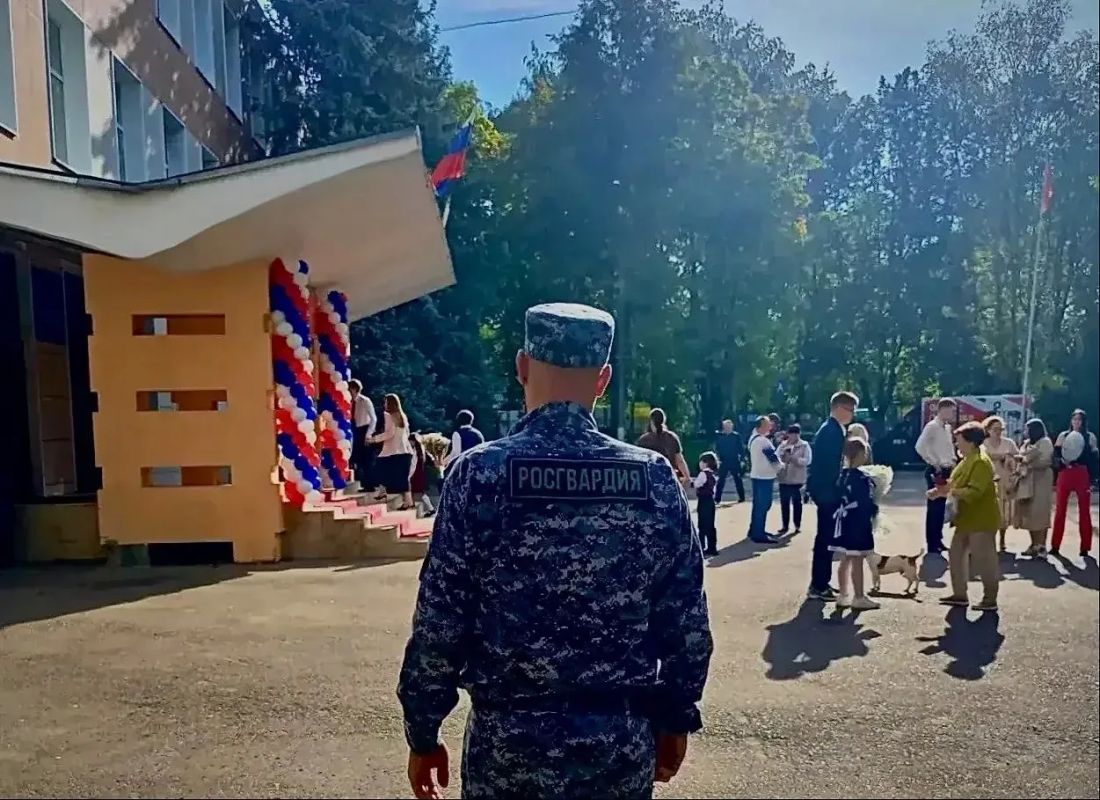 Росгвардейцы обеспечили общественный порядок и безопасность в День знаний в Подмосковье Росгвардейцы обеспечили общественный порядок и безопасность в День знаний в Подмосковье