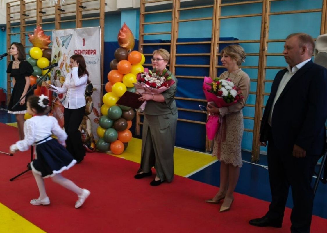 Первый звонок в школе № 29 имени Петра Забродина сегодня дала его внучкаодиннадцатиклассница Первый звонок в школе № 29 имени Петра Забродина сегодня дала его внучкаодиннадцатиклассница