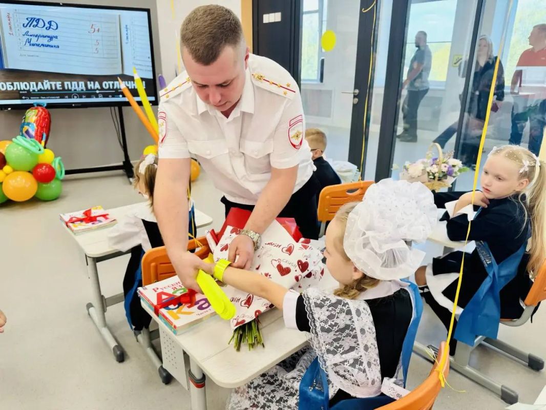 Сегодня в школах Подмосковья прозвенели первые звонки Сегодня в школах Подмосковья прозвенели первые звонки