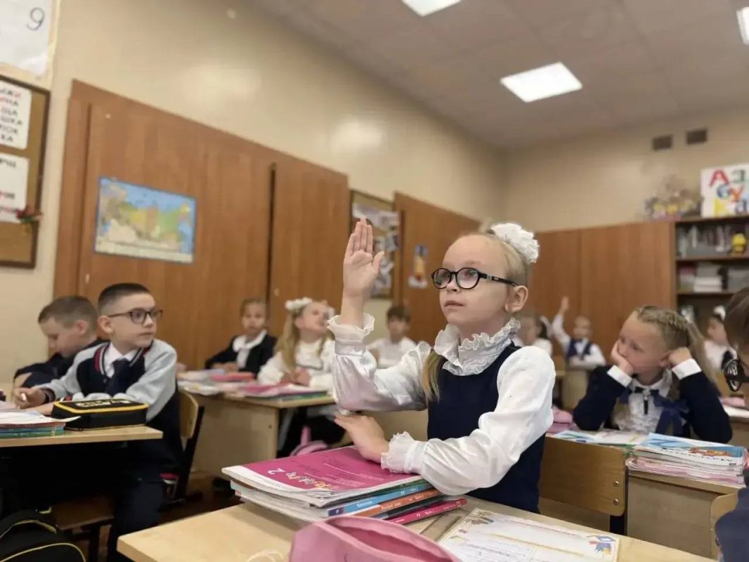 Сегодня в школах Подмосковья прозвенели первые звонки Сегодня в школах Подмосковья прозвенели первые звонки
