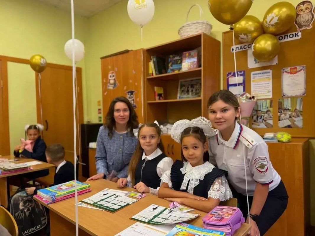 Сегодня в школах Подмосковья прозвенели первые звонки Сегодня в школах Подмосковья прозвенели первые звонки