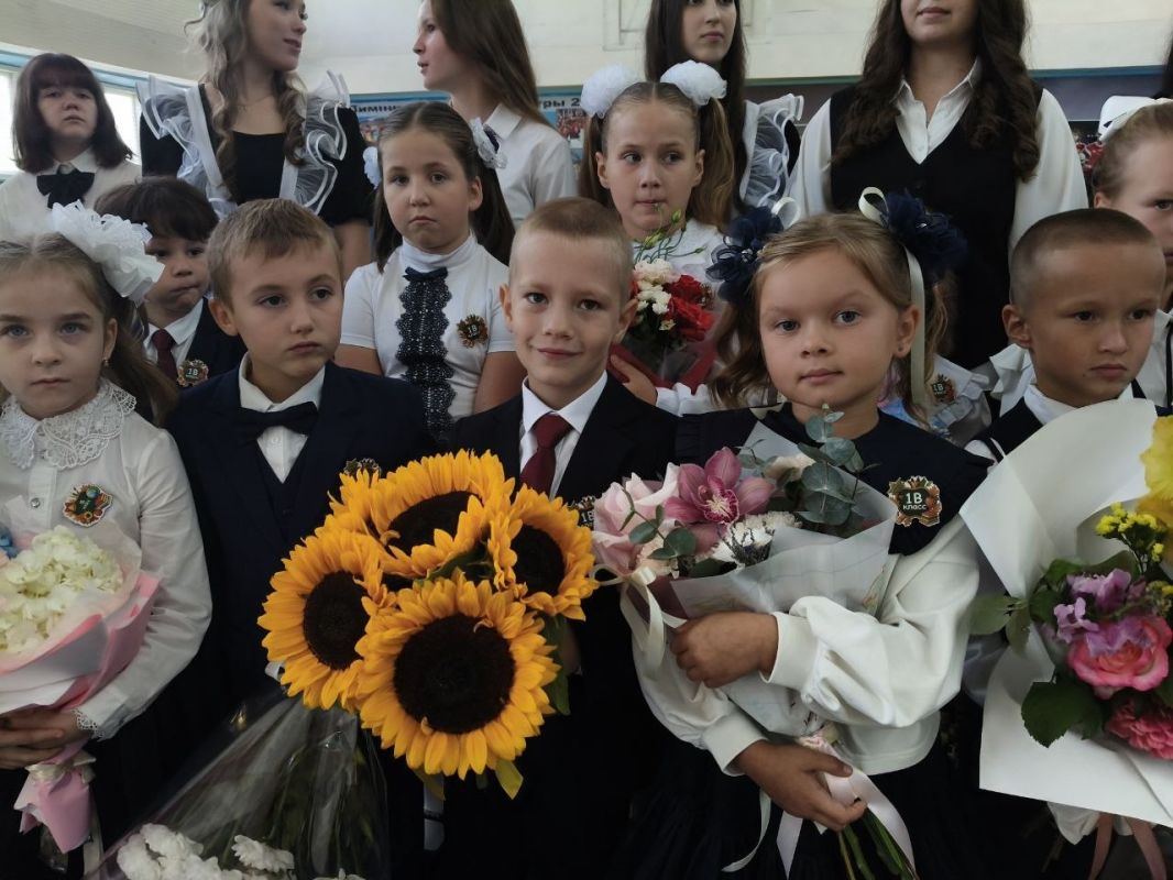 Первый звонок в школе № 29 имени Петра Забродина сегодня дала его внучкаодиннадцатиклассница Первый звонок в школе № 29 имени Петра Забродина сегодня дала его внучкаодиннадцатиклассница