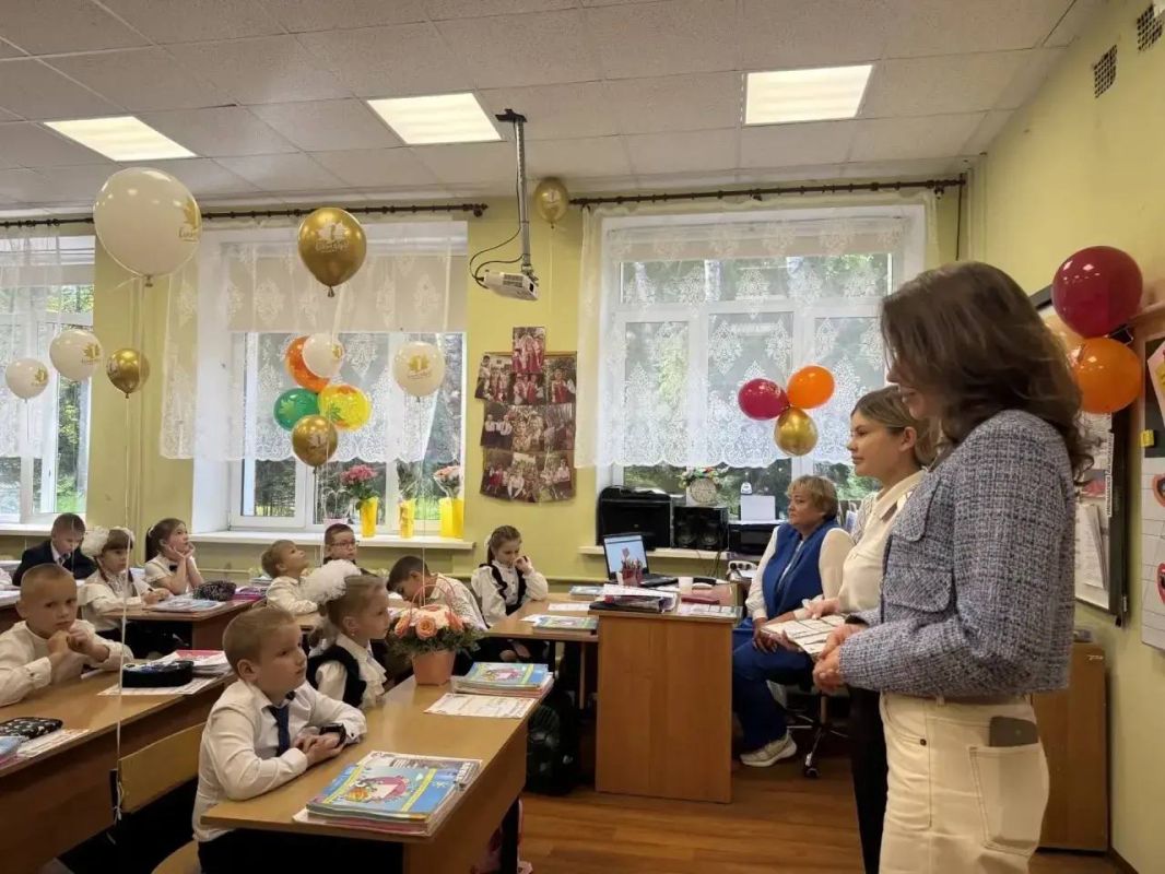 Сегодня в школах Подмосковья прозвенели первые звонки Сегодня в школах Подмосковья прозвенели первые звонки