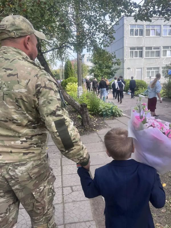 Сегодня в рамках акции «Быть рядом» члены Ассоциации ветеранов СВО Сергиево-Посадского городского округа проводили в школу детей наших погибших бойцов, которые впервые переступили школьный порог Сегодня в рамках акции «Быть рядом» члены Ассоциации ветеранов СВО Сергиево-Посадского городского округа проводили в школу детей наших погибших бойцов, которые впервые переступили школьный порог