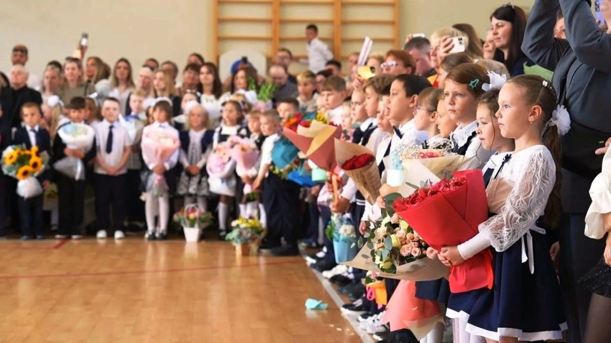 Первый заместитель главы округа Андрей Морозов принял участие в школьной линейке в Образовательном комплексе № 11 в Новом Пушкино Первый заместитель главы округа Андрей Морозов принял участие в школьной линейке в Образовательном комплексе № 11 в Новом Пушкино