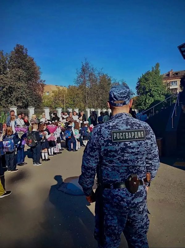 Росгвардейцы обеспечили общественный порядок и безопасность в День знаний в Подмосковье Росгвардейцы обеспечили общественный порядок и безопасность в День знаний в Подмосковье