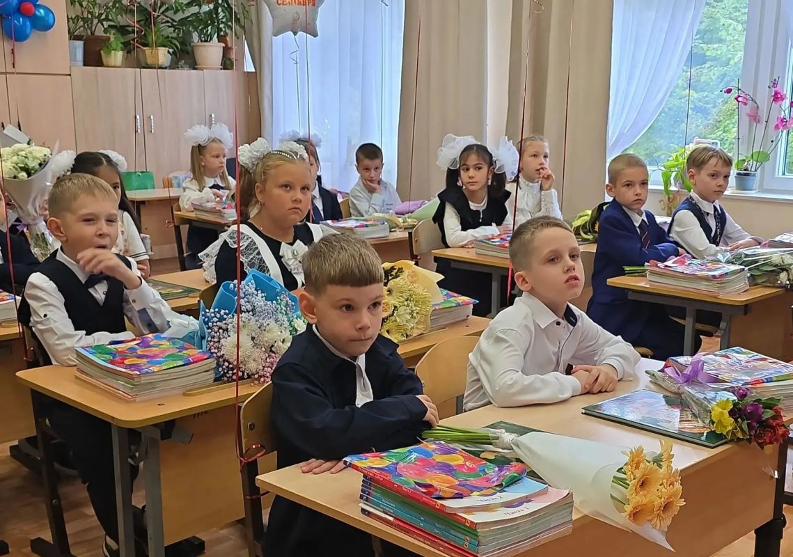 День знаний в Красногорске: для первоклассников 14й школы прозвучал первый звонок! День знаний в Красногорске: для первоклассников 14й школы прозвучал первый звонок!
