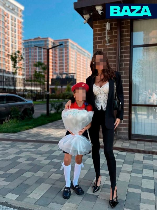 Мамы пришли на школьные линейки в мини, корсетах и кружеве Мамы пришли на школьные линейки в мини, корсетах и кружеве