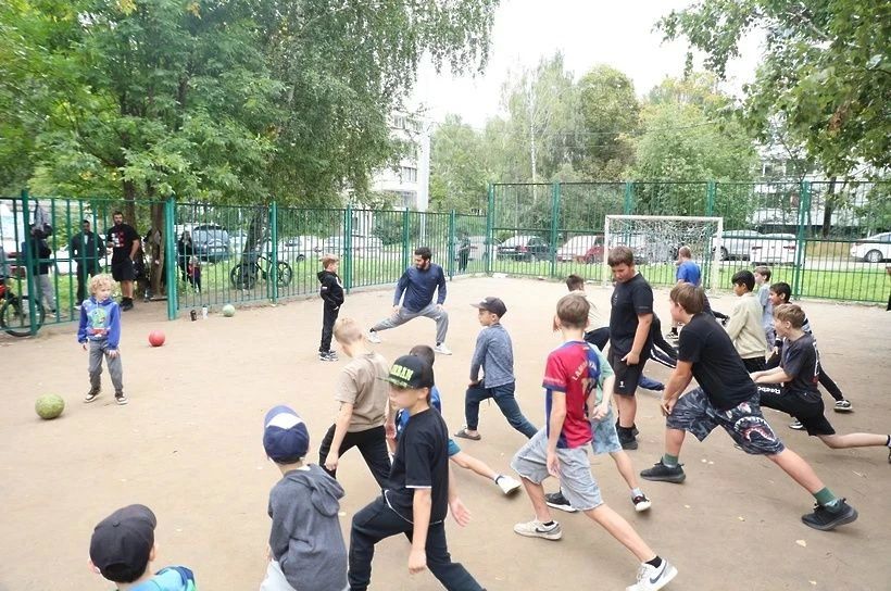 Дворовый спорт в Солнечногорске: тренировка с чемпионом! Дворовый спорт в Солнечногорске: тренировка с чемпионом!
