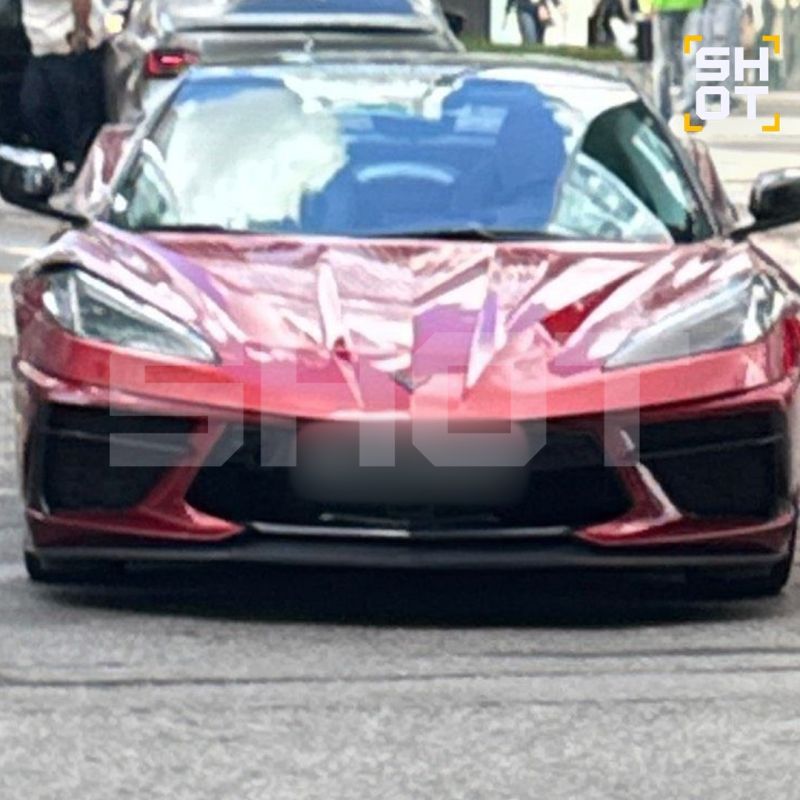 Красный Corvette протаранил мотоциклиста и легковушку в Москве